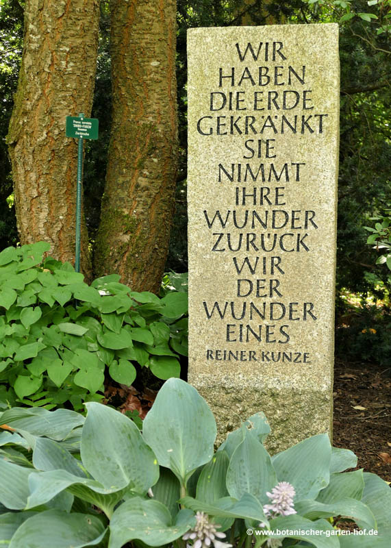 Granitsäule mit Gedicht von Reiner Kunze